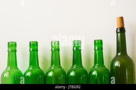 Close-up von Bier und Wein Flasche auf weißem Hintergrund Stockfoto