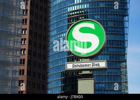 Bahnhof Berlin quadratische Stoppschild Signal Station Lok Zug Lokomotive Stockfoto