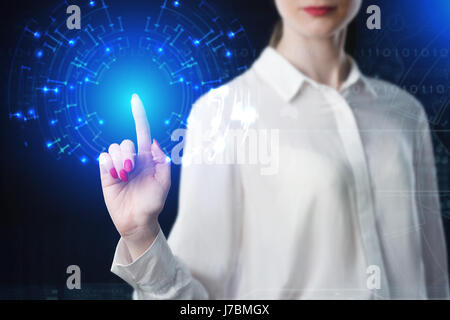 Business-Frau virtuellen Bildschirm zu berühren. Innovative Technologien. Stockfoto