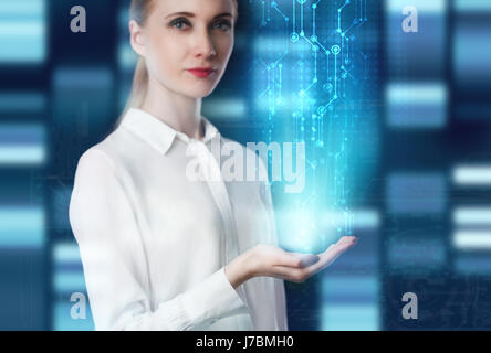 Business-Frau virtuellen Bildschirm zu berühren. Innovative Technologien. Stockfoto
