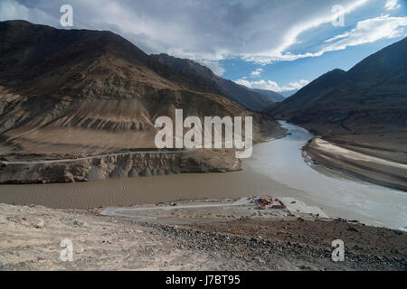 Zusammenfluss des Flusses Zanskar und Indus in der Nähe von Leh Stockfoto
