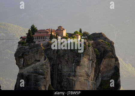 Malerische Aussicht auf das Holy Trinity Kloster auf einer monolithischen Säule in Meteora, Pindos-Gebirge, Griechenland Stockfoto