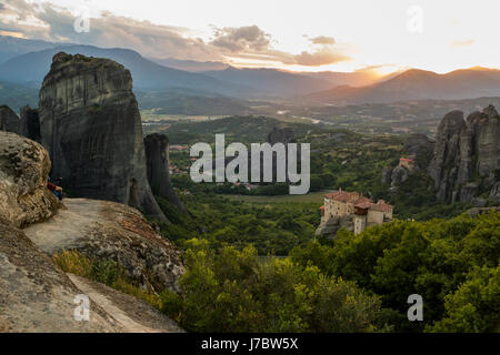 Schönen malerischen Sonnenuntergang Blick auf Meteora in den Pindos-Bergen, Griechenland Stockfoto