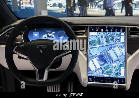 Brüssel - 19. Januar 2017: Innenraum Armaturenbrett mit Navigation des Tesla Model X Autos auf dem Display an der Motor Show in Brüssel. Stockfoto