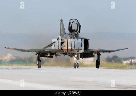 LARISSA, Griechenland - 4. Mai 2017: Hellenic Air Force RF-4E Phantom II Jet Flugzeug Rollen nach einem der letzten Flüge. 348 Reconnaissance Squadron. Stockfoto