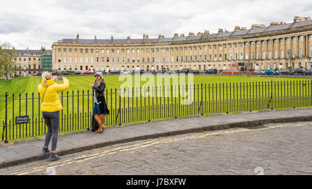 Touristen fotografieren vor der Royal Crescent in Bath, Großbritannien Stockfoto