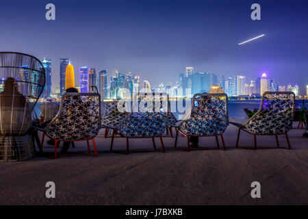 Skyline-Blick in der Nacht vom Lounge-Bar in Nahost MIA Park Doha, Katar, Doha. Stockfoto