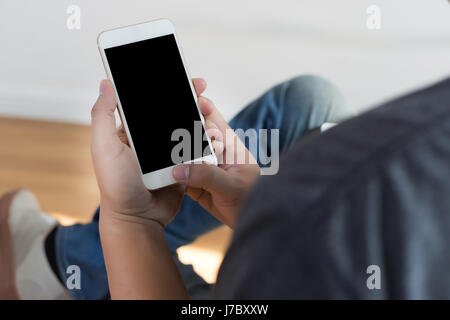 Schuss des Mannes Hände halten Smartphone mit leere Kopie Raum weißer Bildschirm Vintage Ton textfreiraum beschnitten Stockfoto