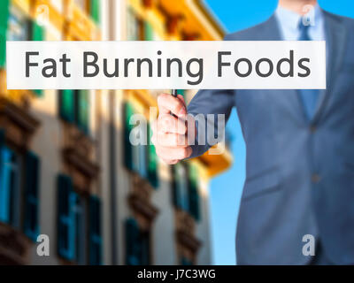 Fat Burning Foods - Geschäftsmann Hand mit Schild. Wirtschaft, Technologie, Internet-Konzept. Stock Foto Stockfoto
