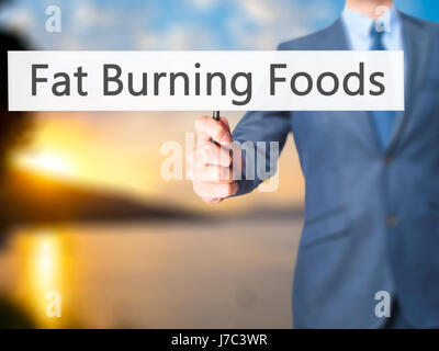 Fat Burning Foods - Geschäftsmann Hand mit Schild. Wirtschaft, Technologie, Internet-Konzept. Stock Foto Stockfoto