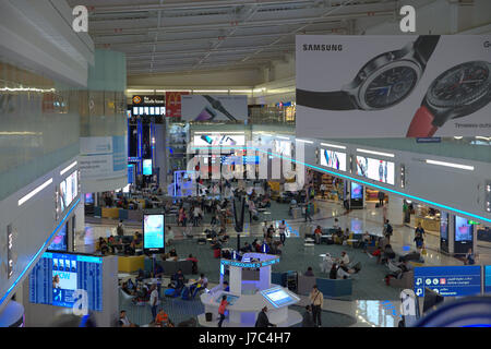 Einkaufen in den Duty-Free-Bereich des Dubai International Airport Stockfoto