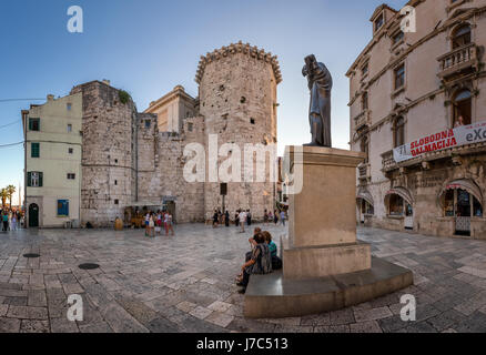 SPLIT, Kroatien - 28. Juni 2014: Panorama der Klammer Radic Square und Statue des kroatischen Dichters Marko Marulic. Marko Marulic wurde am 18 August 1450 geboren. Stockfoto