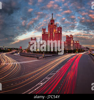 Kotelnicheskaya Damm Building, eines der sieben Schwestern von Moskau am Abend, Moskau, Russland Stockfoto