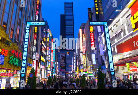 Tokio - Mai 12: Eingang zum Shinjuku Kabuki-Cho Bezirk 12. Mai 2017 in Tokio, JP. Die Gegend ist ein Nachtleben und Unterhaltung Bezirk Stockfoto