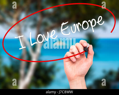 Hand des Mannes schreiben ich liebe Europa mit schwarzen Balken am Bildschirm. Isoliert auf Natur. Wirtschaft, Technologie, Internet-Konzept. Stock Foto Stockfoto