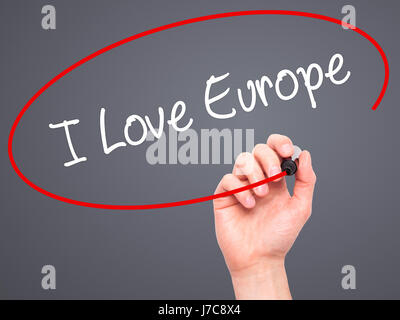 Hand des Mannes schreiben ich liebe Europa mit schwarzen Balken am Bildschirm. Isoliert auf grau. Wirtschaft, Technologie, Internet-Konzept. Stock Foto Stockfoto