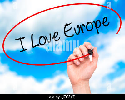 Hand des Mannes schreiben ich liebe Europa mit schwarzen Balken am Bildschirm. Isoliert auf Sky. Wirtschaft, Technologie, Internet-Konzept. Stock Foto Stockfoto