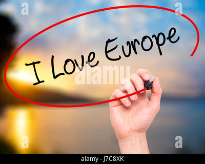 Hand des Mannes schreiben ich liebe Europa mit schwarzen Balken am Bildschirm. Isoliert auf Natur. Wirtschaft, Technologie, Internet-Konzept. Stock Foto Stockfoto