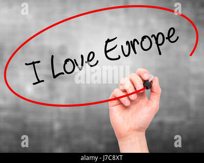 Hand des Mannes schreiben ich liebe Europa mit schwarzen Balken am Bildschirm. Isoliert auf grau. Wirtschaft, Technologie, Internet-Konzept. Stock Foto Stockfoto