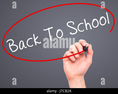 Hand des Mannes Back To School mit schwarzem Filzstift auf Bildschirm zu schreiben. Isoliert auf grau. Wirtschaft, Technologie, Internet-Konzept. Stock Bild Stockfoto