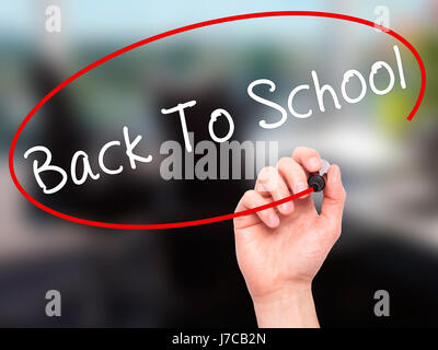 Hand des Mannes Back To School mit schwarzem Filzstift auf Bildschirm zu schreiben. Isoliert auf Büro. Wirtschaft, Technologie, Internet-Konzept. Stock Bild Stockfoto