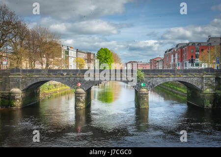 Eines der alten Steinbrücken in der Stadt Limerick, Irland Stockfoto