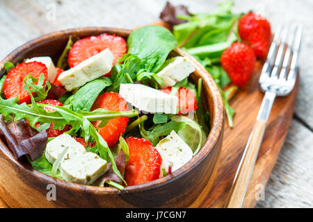 Vegane Salat mit Tofu und Erdbeeren. Liebe für eine gesunde vegane Ernährung Konzept Stockfoto