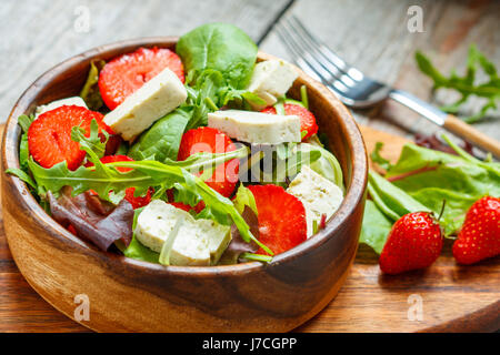 Vegane Salat mit Tofu und Erdbeeren. Liebe für eine gesunde vegane Ernährung Konzept Stockfoto