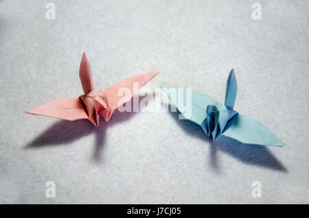 Thai Mann Falten Vogel Papier oder Origami-Kranich im japanischen Stil Stockfoto