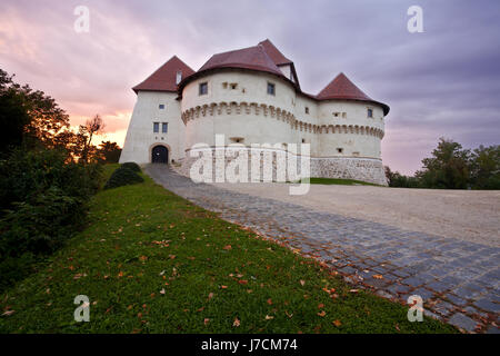 Schloss Veliki Tabor in Dämmerung, Zagorje, Kroatien Stockfoto