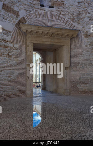 Der Eingang zum Vestibül des Diokletian Palast in Split, Kroatien Stockfoto