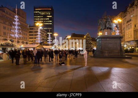 Sonnenuntergang über dem zentralen Platz in der Stadt Zagreb in der Adventszeit, Kroatien Stockfoto