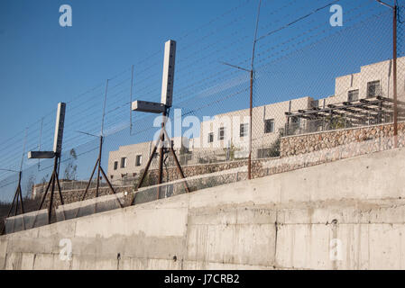 Die israelischen Trennmauer umschließt die Siedlung Har Gilo auf Grundstücken, die West Bank Dorf von Al Walaja, 30. Dezember 2016. Israels Mauer und Siedlungen wurden beide nach internationalem Recht illegal deklariert. Stockfoto