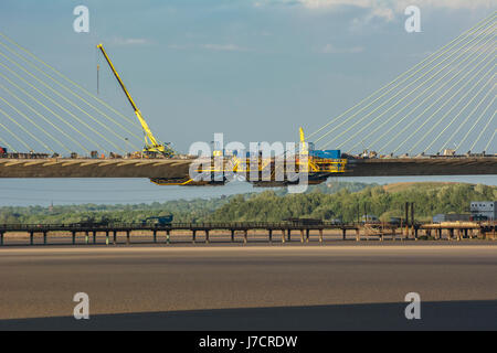 Mersey Gateway Bauprojekt, bilden den letzten Teil des Grenzübergangs Brücke Zentrum im Norden von der zentralen Pylon. Die Brücke wird const Stockfoto