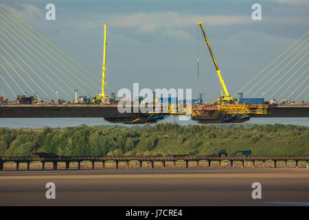 Mersey Gateway Bauprojekt, bilden den letzten Teil des Grenzübergangs Brücke Zentrum im Süden des zentralen Pylon. Die Brücke wird const Stockfoto