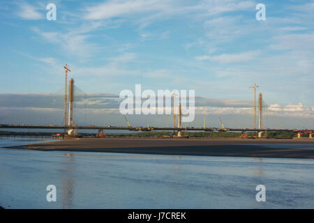 Mersey Gateway Bauprojekt, bilden den letzten Teil der Brücke Ausfüllen der Lücken zwischen Nord und Süd Zufahrtsstraßen und link Stockfoto