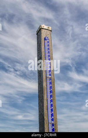 Wasserstand Manometer in natürlicher Umgebung in den Niederlanden. Naturlandschaft, wo Wasser so hoch wie 11 Meter wenn überflutet steigen kann. Stockfoto