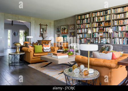 Langdale Samtsofas in Burnt Orange mit Bücherregal und Lampen Stockfoto