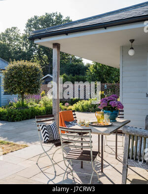 Außen lackiert in grau zu helfen, natürliche Landschaft außen Wetterschenkel Mischung Wetterschenkel lackiert in grau, natürliche Landschaft OUtdoor f zu mischen Stockfoto