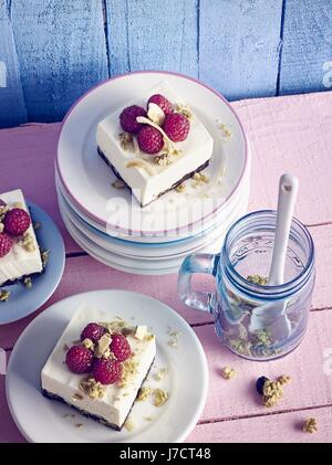 Frischkäse-Torte mit Müsli und Himbeeren Stockfoto