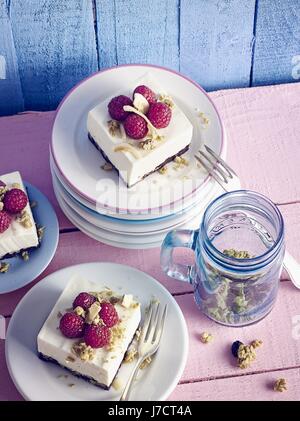 Frischkäse-Torte mit Müsli und Himbeeren Stockfoto