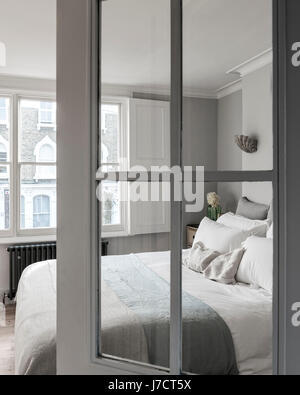 Blick durch die verglasten Tür in eleganten Schlafzimmer. Stockfoto