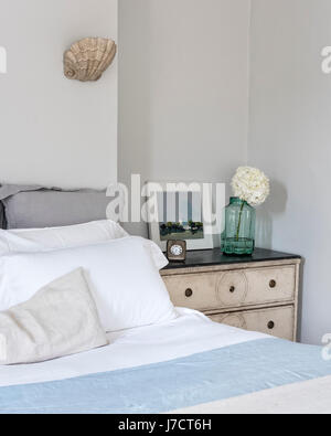 Elegante Schlafzimmer mit Fenster Fensterläden und Jakobsmuschel Wandleuchte Beleuchtung von Cox london Beleuchtung. Das Bett durch ein Paar der gustavianischen lackiert swedis flankiert wird Stockfoto