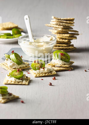 Cracker mit Nergi Beeren und Frischkäse Stockfoto