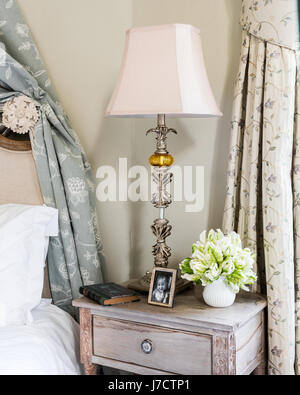 Detail der eleganten Nachttisch mit Lampe und Familie Foto Stockfoto