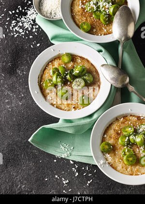 Gebackene Kokos-Milchreis mit Nergi Beeren Stockfoto