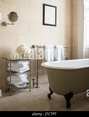 Moderne, geflieste Badezimmer mit einer freistehenden Badewanne, blauer