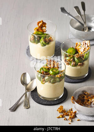 Mandel-Pudding mit Nergi Beeren Stockfoto