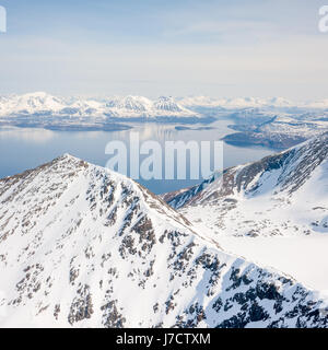 Blick vom Gipfel des Storgalten, Lyngen Alpen, Tromsoe, Das arktische Norwegen Stockfoto