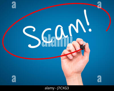 Hand des Mannes Betrug zu schreiben! mit schwarzen Balken am Bildschirm. Isoliert auf blau. Wirtschaft, Technologie, Internet-Konzept. Stock Bild Stockfoto
